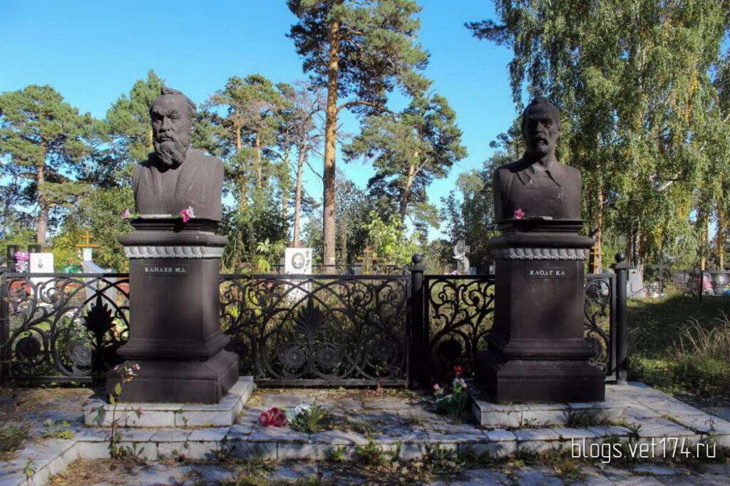 Надгробные памятники Канаеву Д.А и Клодт К.А.